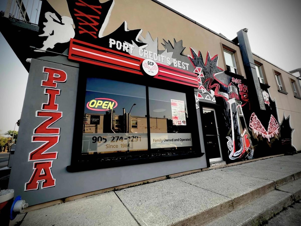 great canadian pizza exterior photo